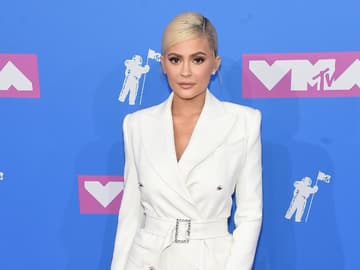  Kylie Jenner  weißes kleid blond