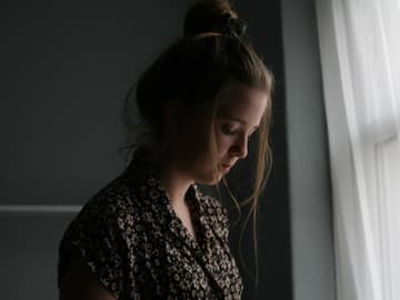 Mädchen vor Fenster
