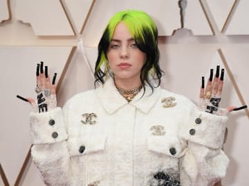 Billie Eilish mit langen Nägeln Chanel Kostüm 