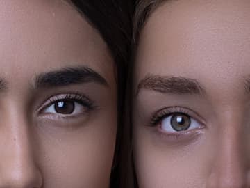 zwei Frauen geschminkt mit Lippenstift und Augen Make Up 