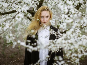 Mädchen zwischen Ästen im Baum