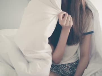 mädchen im bett mit bettdecke