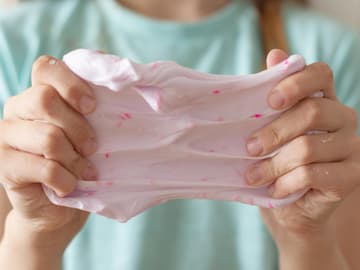 Mädchen hält Slime hoch
