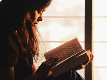 Mädchen beim Lesen