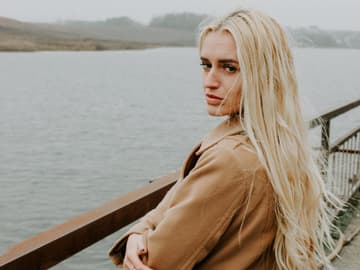 Blondiertes Haar eines Mädchens am Meer