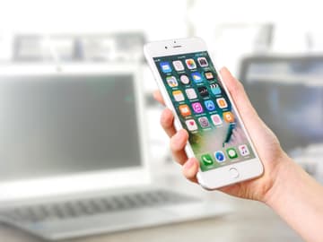iPhone in der Hand