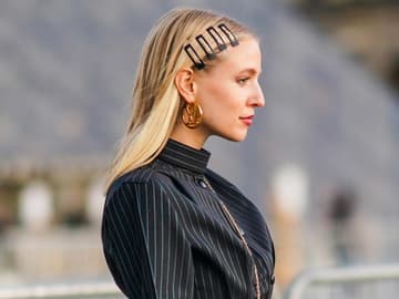 Leonie Hanne mittellange Haare mit Haarspange