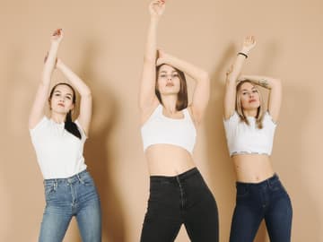 Frauen tanzen TikTok Challenges