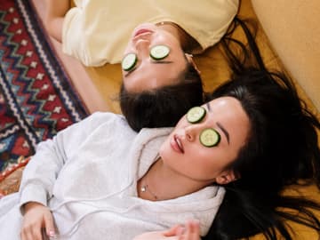Zwei Frauen mit Gurken auf den Augen