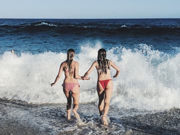Zwei Mädchen im Meer