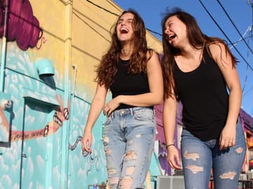 Zwei Mädchen lachen herzlich