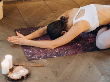 Frau auf der Yoga Matte