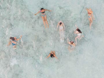 Menschen im Swimmingpool