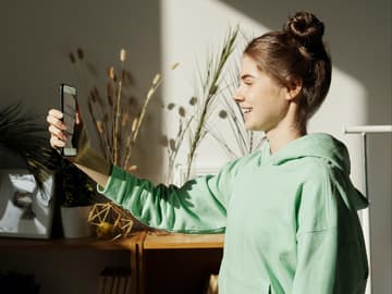 Mädchen mit Handy