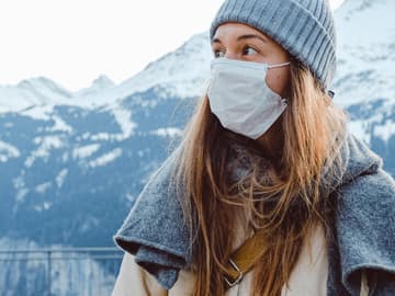 Frau mit Maske im Winter