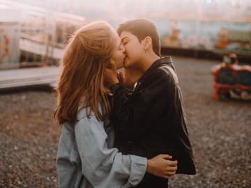 Zwei Frauen küssen sich