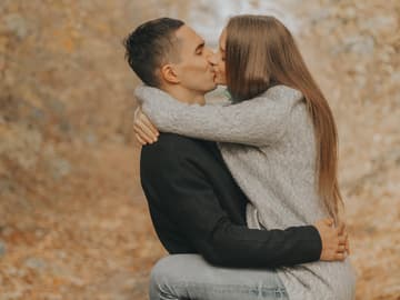 Mädchen und Junge küssen sich