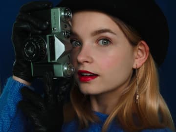 Mädchen hält Kamera vors Gesicht