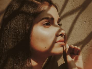 Mädchen mit braunen Haaren im Sonnenlicht