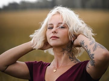 Mädchen mit blonden Haaren im Feld