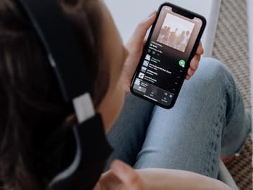 Mädchen hört Spotify Musik