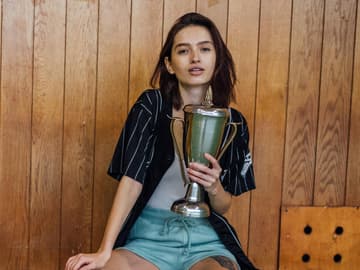 Mädchen mit Pokal