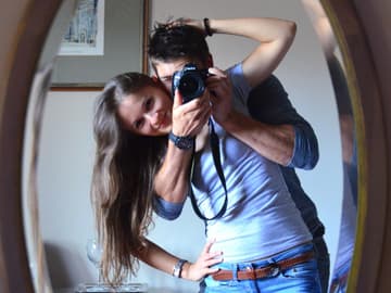 Junge und Mädchen machen Spiegelselfie