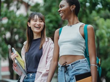 Horoskop der Woche: Zwei junge Frauen laufen und lachen