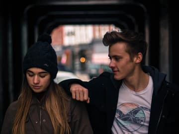 Platonische Liebe: Junge und Mädchen, Junge legt seinen Arm auf ihre Schulter
