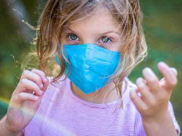 Kleines Kind mit Maske