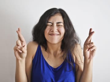 Horoskop: Frau kreuzt Finger