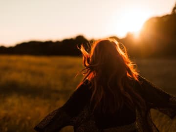 Horoskop Thema: Frau läuft über Feld