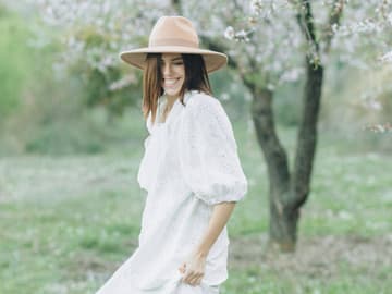 Horoskop für den Mai: Frau im weißen Kleid