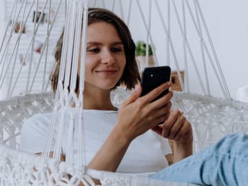 Worüber kann ich mit einem Jungen schreiben? Mädchen schreibt auf ihrem Handy