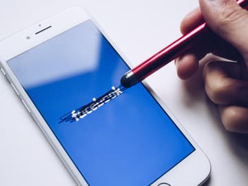 Facebook-Account löschen: Display mit durchgestrichenem Facebook Schriftzug
