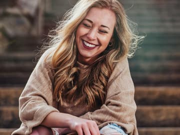 Horoskop: Frau lacht