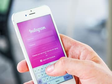 Instagram löschen: Handy mit Instagram App Ansicht