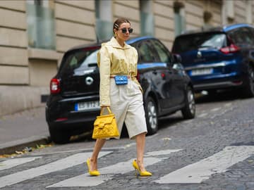 Frau trägt Shorts