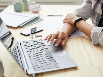 Bewerbung schreiben am Laptop