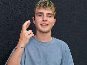 Mike Singer Finger über Kreuz