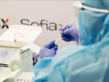 Person haelt Corona-Test-Staebchen