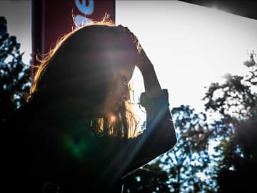 Frau schaut nach unten