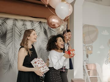 Freunde mit Geschenken in der Hand