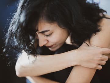 Horoskop Thema: Frau umarmt sich selbst