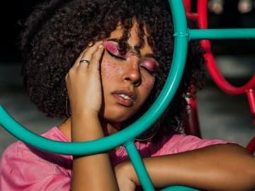 Horoskop Thema: Frau mit geschlossenen Augen