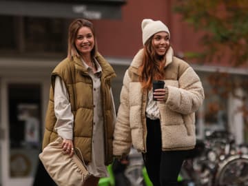 Freundinnen in Winterjacken Modetrend