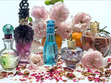 Parfuem Flakons nebeneinander