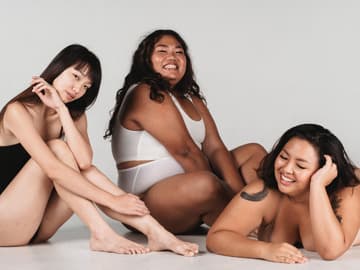 Drei glückliche Models mit unterschiedlichen Körpern