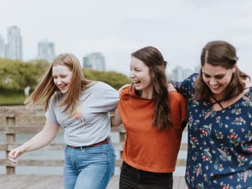 Glückliche Schul-Freundinnen