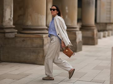 Junge Frau trägt das Modell "Boston" von Birkenstock